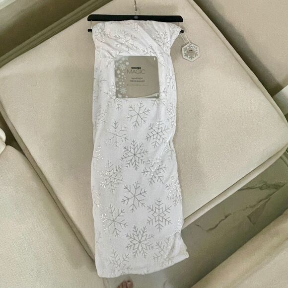 Luxurious Velvet Soft Throw Blanket 60 x 70 NEW - Picture 2 of 10